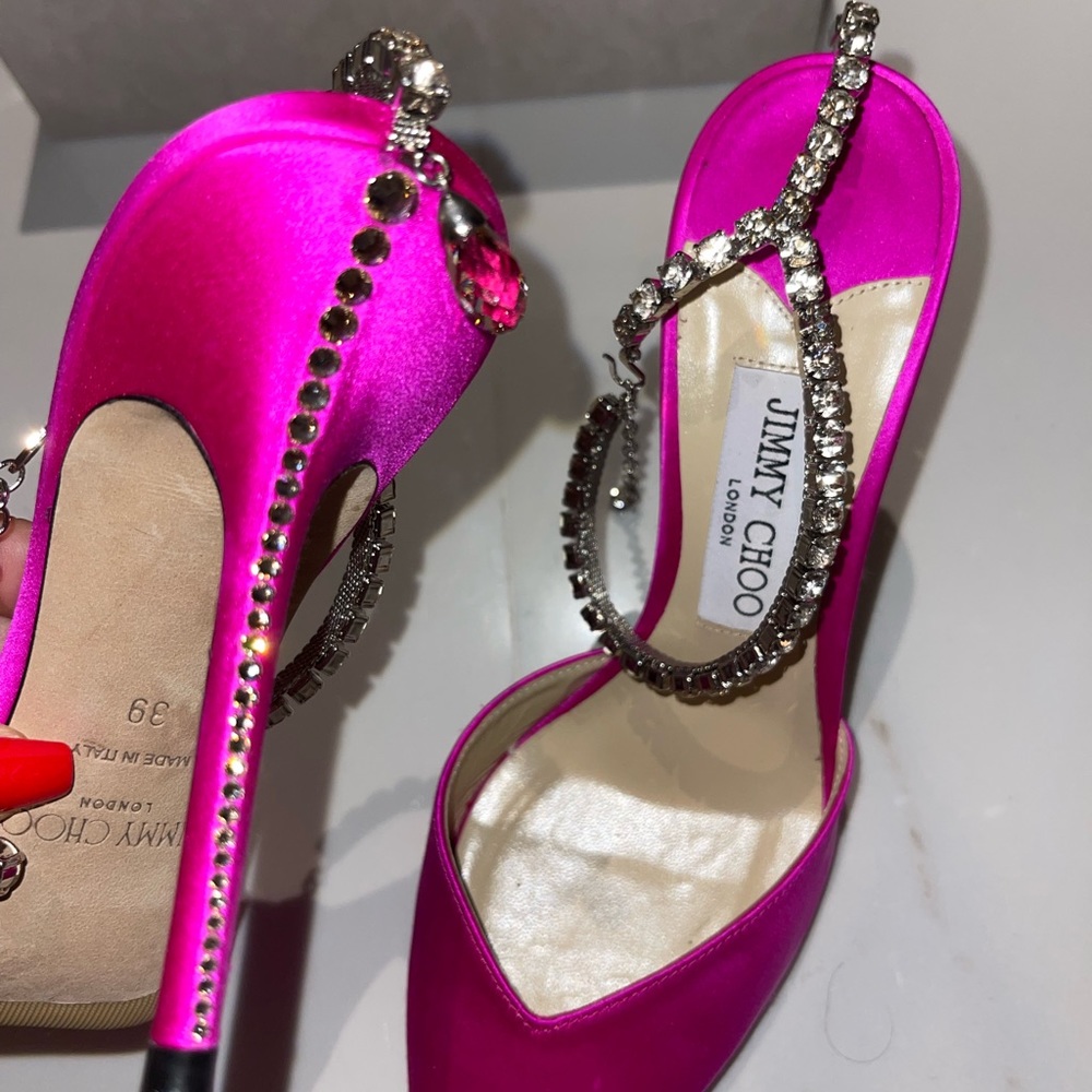 Saeda 100

Fuchsia Satin Pumps with Crystal Embellishment 39 - Picture 3 of 4